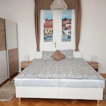 Vitez Apartman דירה